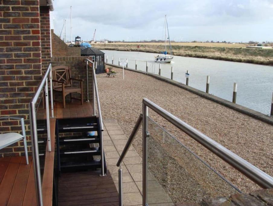 Stunning 1 Bedroom Apartment Over Looking River Rye Exterior photo